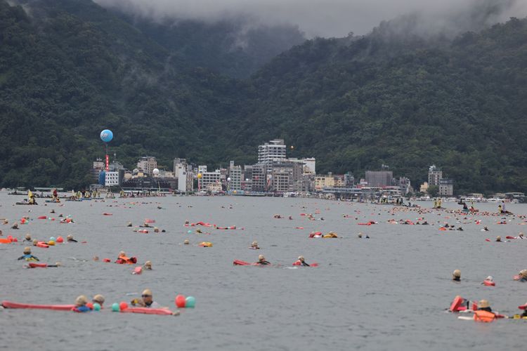 泳客風雨無阻在大雨中挑戰長達ˇ3000公尺得泳渡日月潭。楊靜茹攝