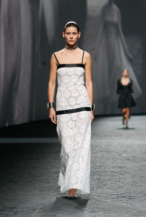 花朵般的蕾絲或淡色雪紡，則構成了使肌膚若隱若現的誘惑魅力。品牌提供