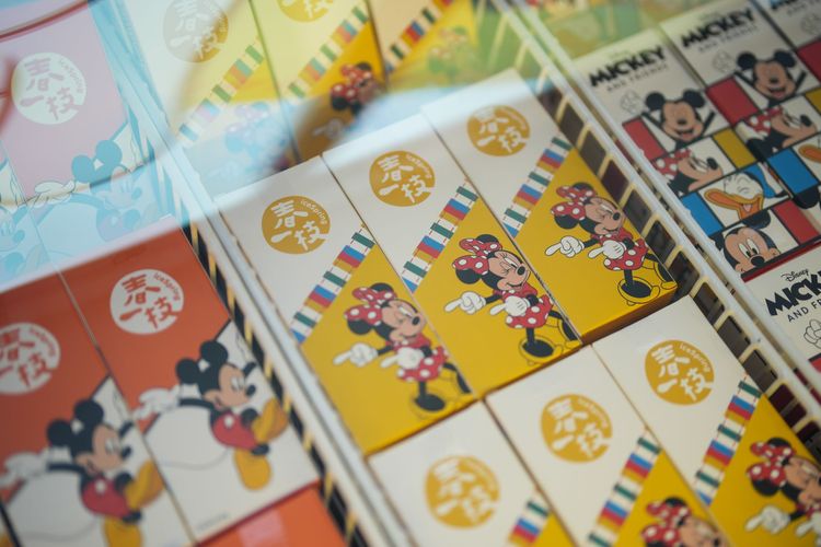 較特殊的品項為紀念幣、春一枝迪士尼主題冰棒等。田欣雲攝