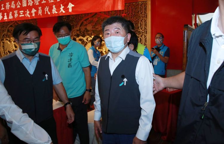 陳時中（中）表示樂於接受工會成員邀請。朱世閎攝