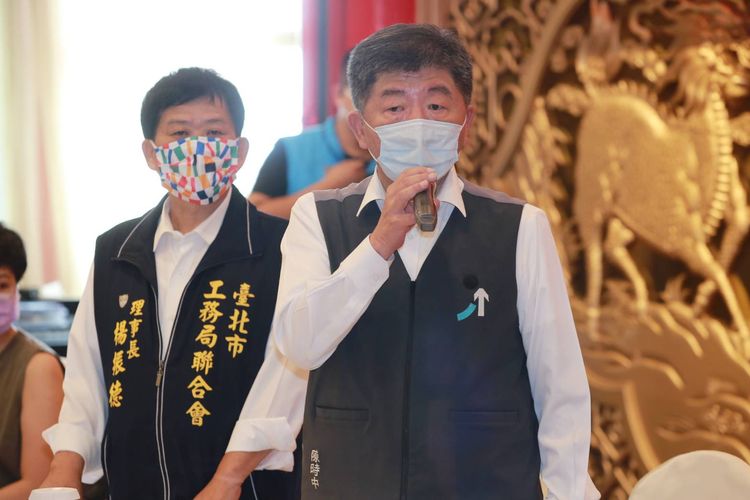 陳時中（右）回應工會三大訴求。朱世閎攝