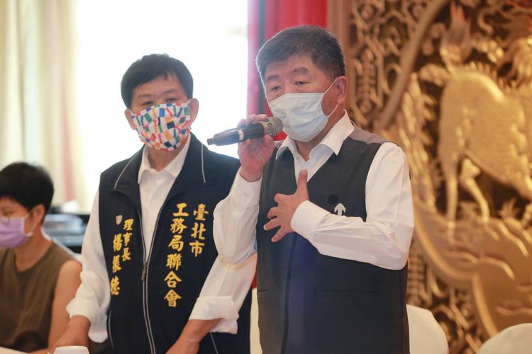 陳時中（右）今說，「割稻尾」也是蔣萬安表現的方式之一。朱世閎攝