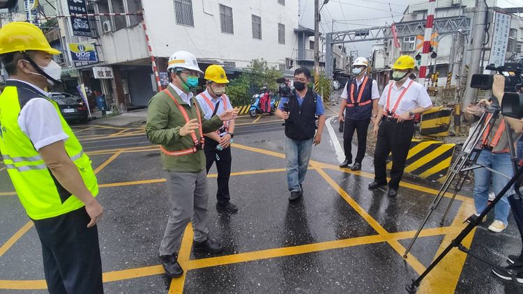 王國材巡視花蓮平交道障礙物偵測系統。王文傑攝
