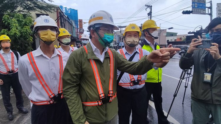 王國材日前巡視花蓮平交道障礙物偵測系統。王文傑攝