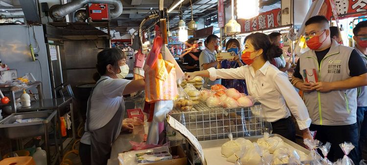 Kolas走進傳統市場爭取攤商支持。競辦提供