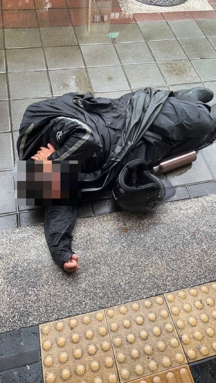 田男遭員工壓制，警方到場後將他逮捕。翻攝畫面