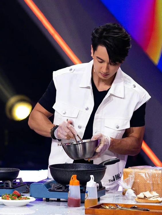 吳尊在真人秀展現廚藝。翻攝《聽說很好吃》微博