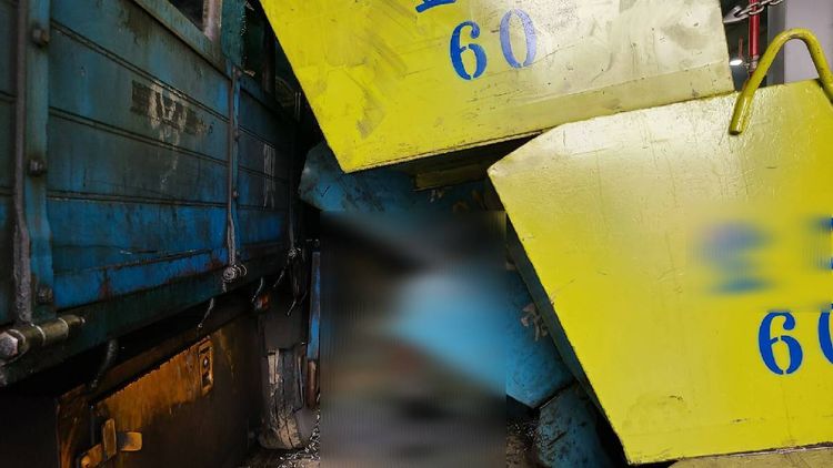 劉姓男子被總重300公斤螺絲桶落下壓住。讀者提供