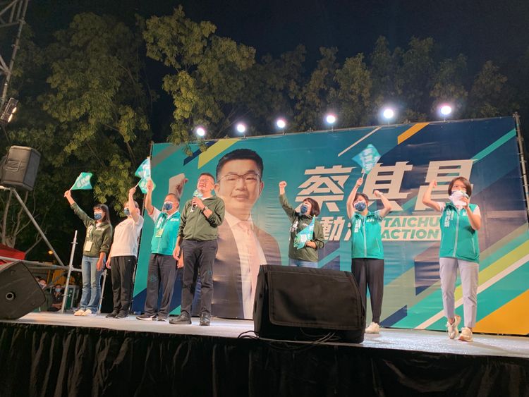 民進黨市長候選人蔡其昌今天在北屯區率北區與北屯區五個市議員候選人出席造勢晚會，呼籲大家支持行動派蔡其昌當選台中市長，一起改變更好的台中！曾雪蒨攝