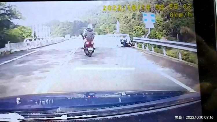 同伴發現吳男摔落，立即報案。翻攝記者爆料網