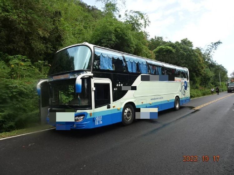 事故中的遊覽車。警方提供