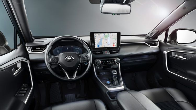 2023年式的RAV4跟隨著海外規格，在中高階車款新增12.3吋數位儀表板，其餘配備更動幅度並不大。圖為歐規版內裝，10.5吋螢幕不會在國內販售車型出現。原廠照片