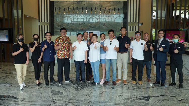 台東縣長參選人劉櫂豪（左五）與台東觀光協會理事長潘貴蘭（左六）等十多人進行觀光產業議題會談。劉櫂豪提供