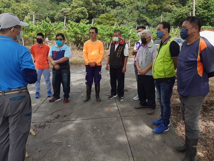 卑南鄉農民向台東縣長參選人劉櫂豪討論農路建設。劉櫂豪提供