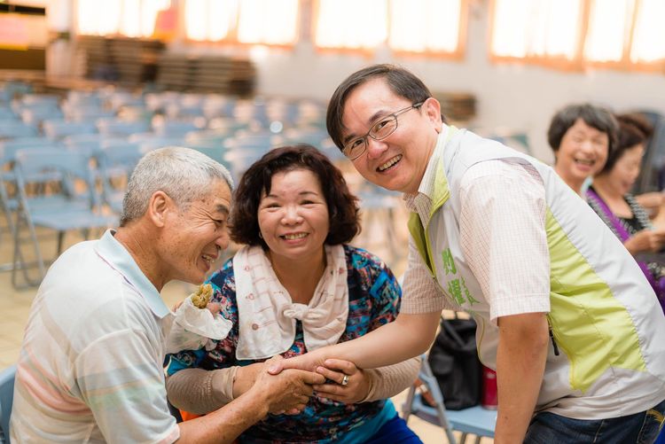 劉櫂豪開出選舉支票，要幫老人做假牙。劉櫂豪提供