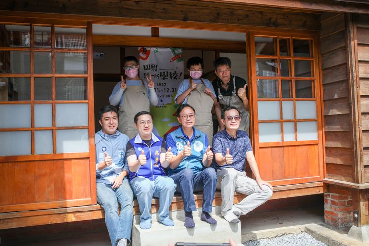 張善政今參訪壢小故事森林館。張善政競辦提供