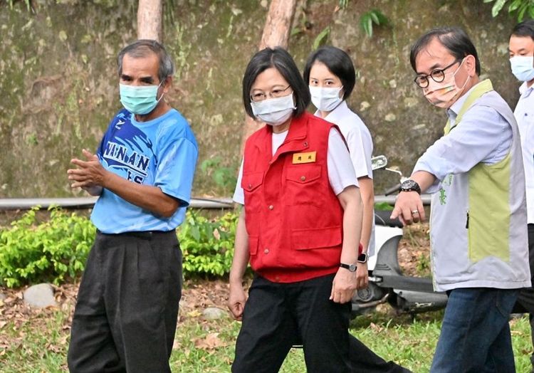 總統蔡英文視察萬安國小。劉櫂豪提供