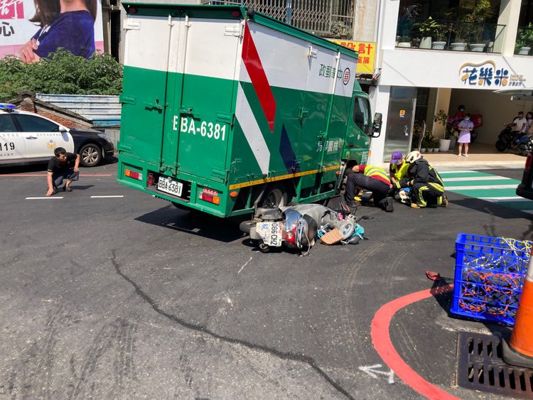 女騎士遭輾車輪下。平鎮分局提供