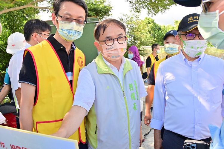 內政部次長視察台東強震縱谷災情。立委劉櫂豪服務處提供