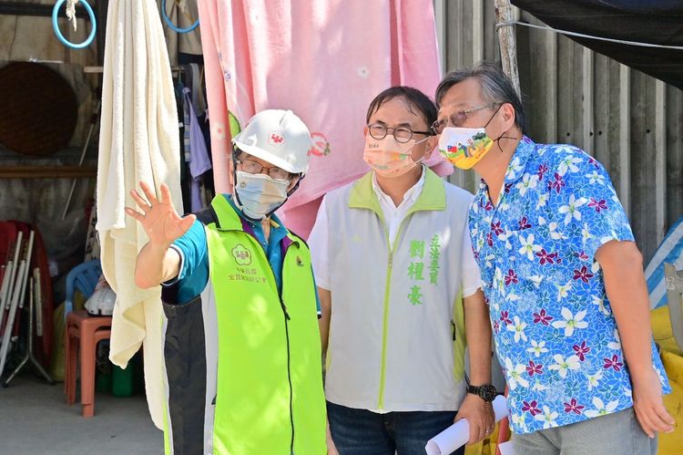 池上鄉長也陪同立委劉櫂豪、內政部次長花敬群視察勘災。立委劉櫂豪服務處提供