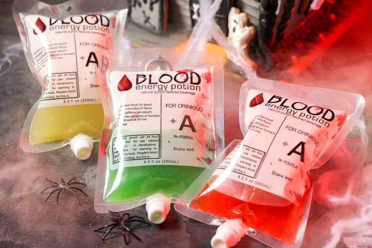 充滿惡作劇元素的「萬聖節血袋特調」每款220元。業者提供