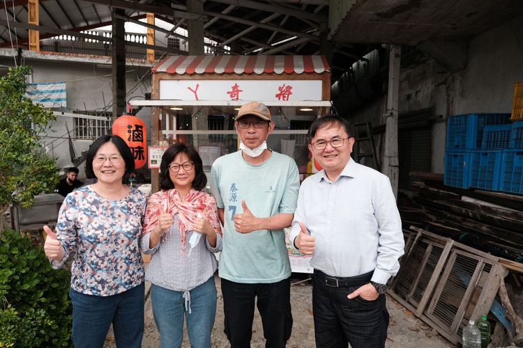 劉櫂豪在地方聽民眾心聲，常順便在臉書上幫在地民眾小店打廣告。劉櫂豪競選總部提供