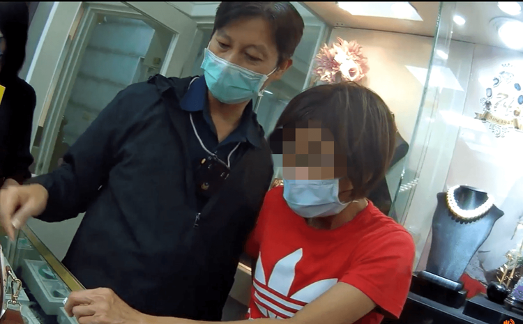 黃女被鼓山分局警員逮捕後，交出身上的贓物。讀者提供