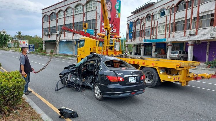 黑色轎車撞得車門凹陷、車體變形。民眾提供