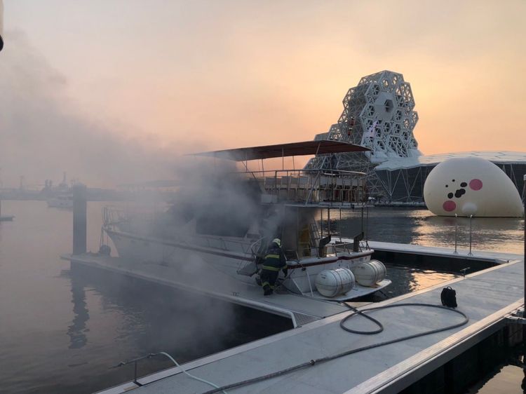 停放在光榮碼頭亞果遊艇會館前方水域的遊艇失火。讀者提供