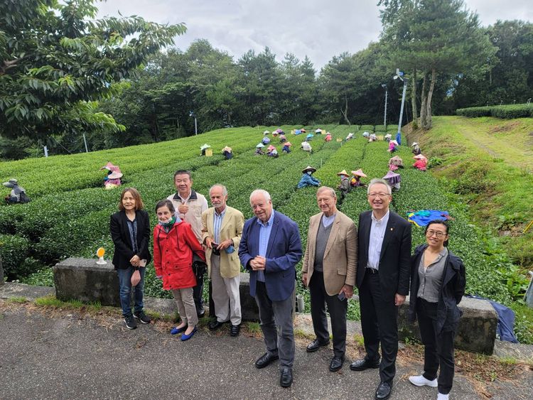 法蘭西學院院士皮特訪問團到福壽山農場參訪。民眾提供