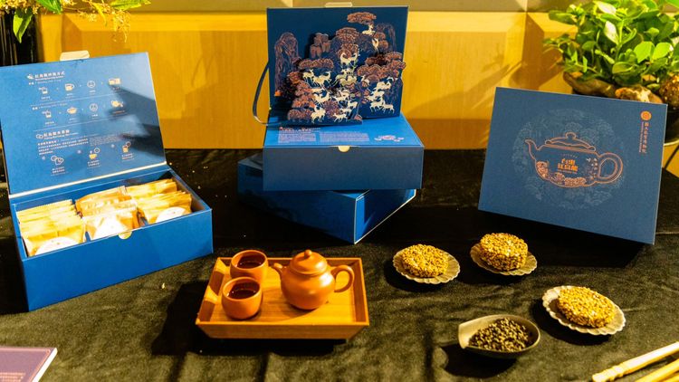 「台東紅烏龍茶點禮盒」。台東縣府提供