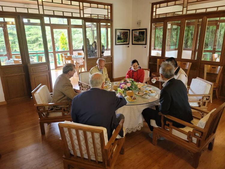 訪問團對福壽山農場的烏魚子炒飯讚不絕口。民眾提供