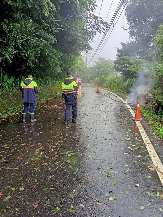警方派員到場交管。讀者提供