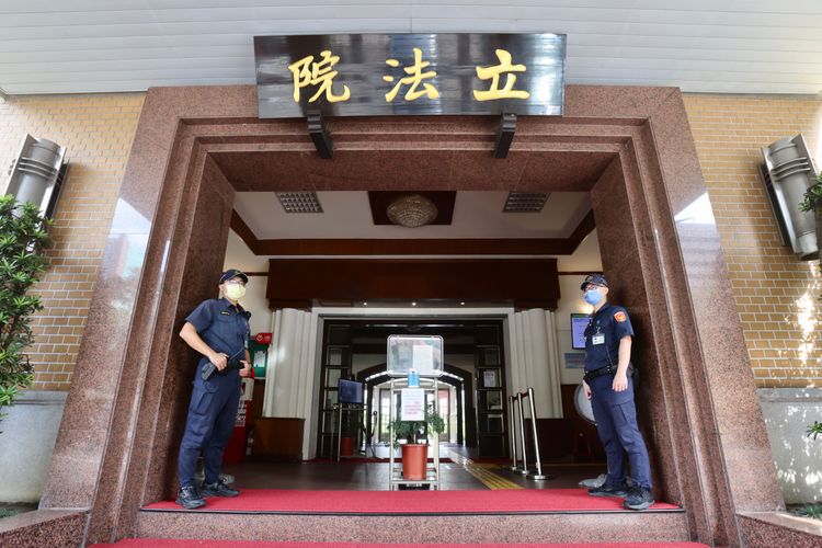 立法院長游錫堃16日將邀各黨團協商開議日。林林攝