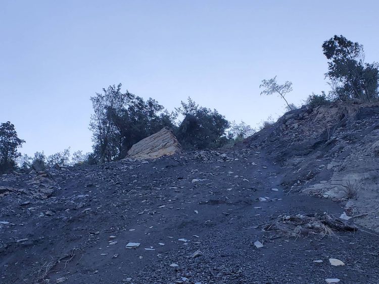 上邊坡土石鬆動，容易因大雨或地震坍塌。民眾提供