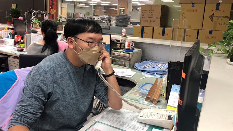 板橋公所里幹事林迦伃表示曾協助過2348位檢疫個案。新北市政府提供