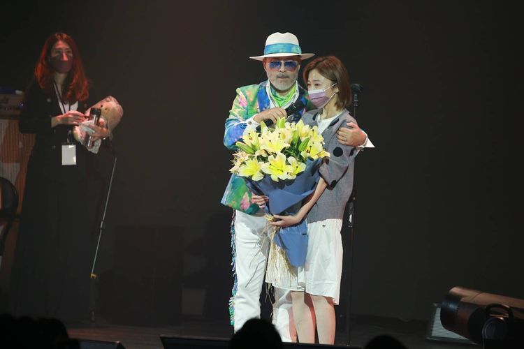 班鐵翔請王瞳上台，獻花給她替他打氣。朱世閎攝