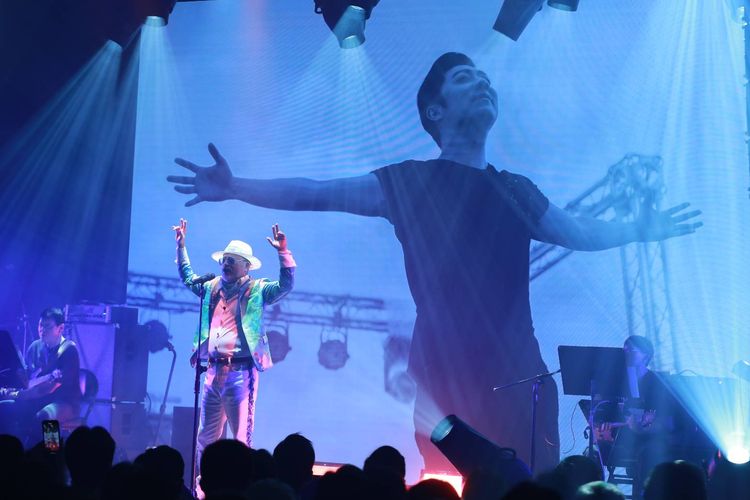 班鐵翔演唱會上和艾成跨時空對唱。朱世閎攝