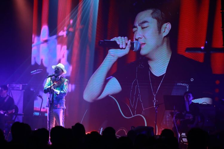 班鐵翔和已故的艾成跨時空對唱艾成的自創曲《天上來的聲音》。朱世閎攝