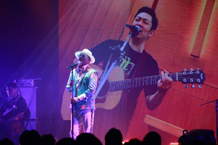 艾成的歌聲讓台下的王瞳淚如雨下。朱世閎攝