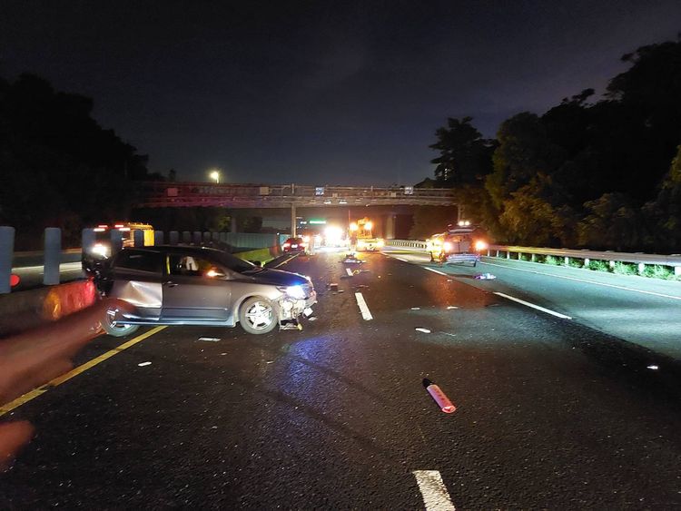 車禍事故現場有許多散落零件。國道警察提供