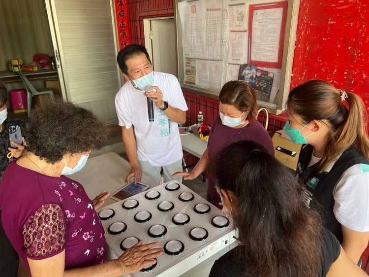 王孝裕（左二）帶著打地遊戲機拜票，走到哪都大受歡迎。王孝裕提供