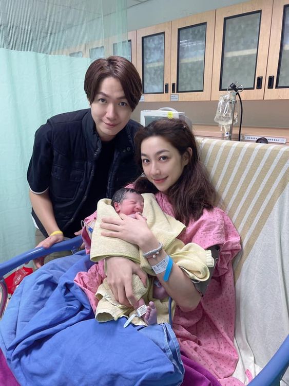 黃少谷是在2020年時，和前天氣女孩團員Yumi（林采薇）結婚。而隔年就宣布老婆懷孕好消息。引自黃少谷臉書