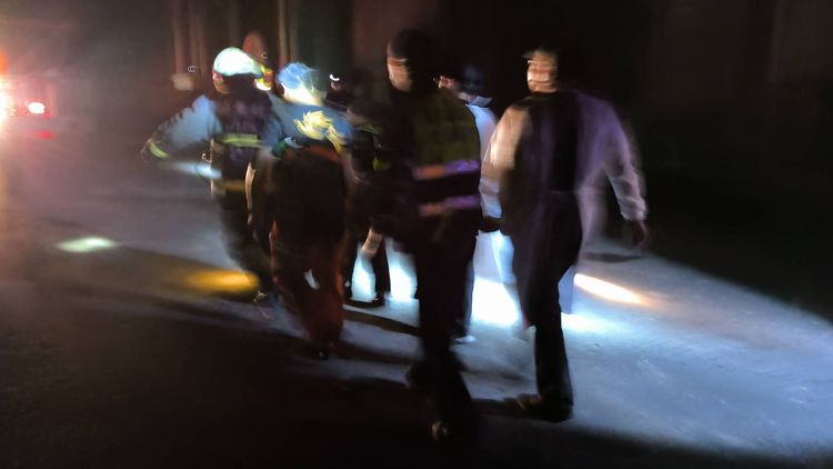 警消破車進入倉儲區，將受傷但意識清楚的劉男送醫。民眾提供