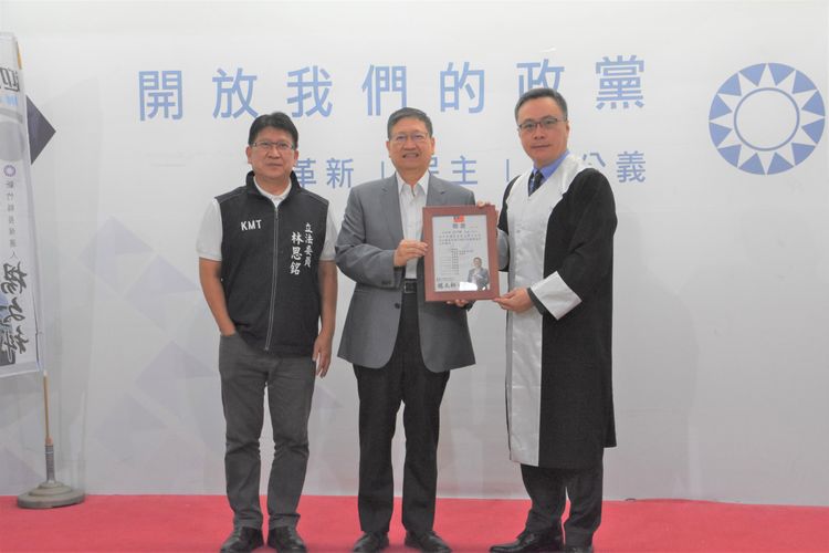 法律顧問團由顧問團召集人楊明勳，及本身也是律師的競選總部總幹事林思銘共同邀集23名律師組成。楊文科競辦提供