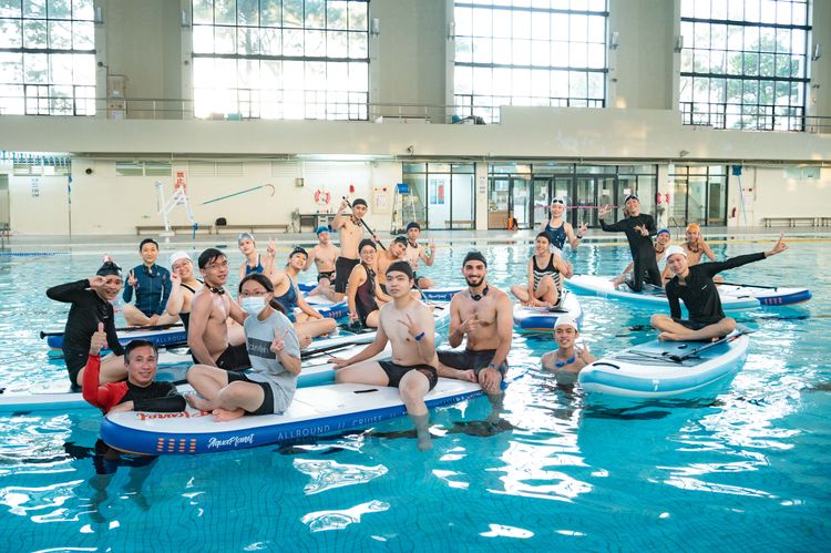 23位幸運選上課程的學生，在校園內的游泳池開心練起趴划、坐划、跪划、站划。清大提供