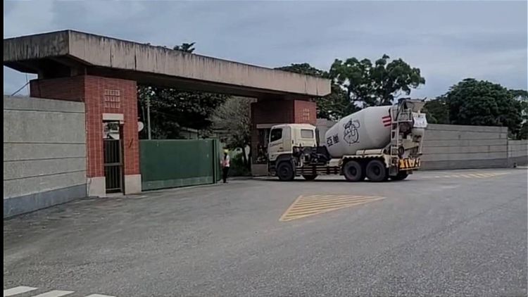 陸軍復興營區進行整建工程，昨天傍晚施工時挖出一具白骨。王文傑攝