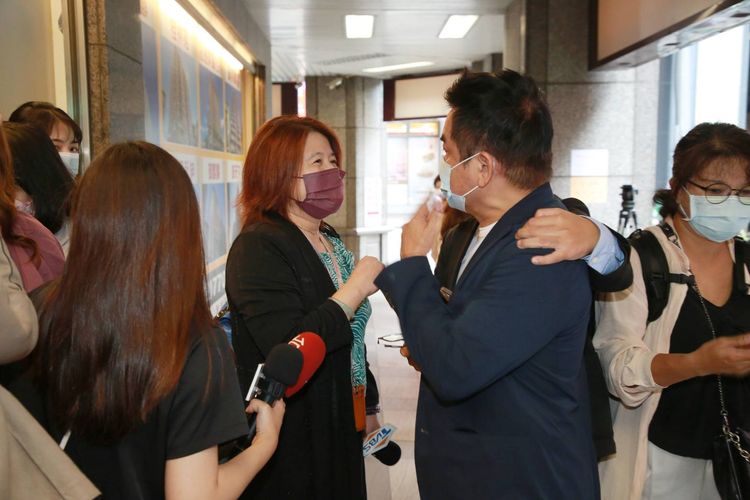 《TVBS》記者（中）認為競辦限制媒體問題數目。朱世閎攝