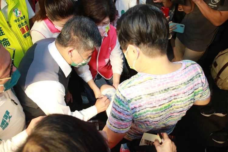 支持者請陳時中在褲子上簽名。朱世閎攝