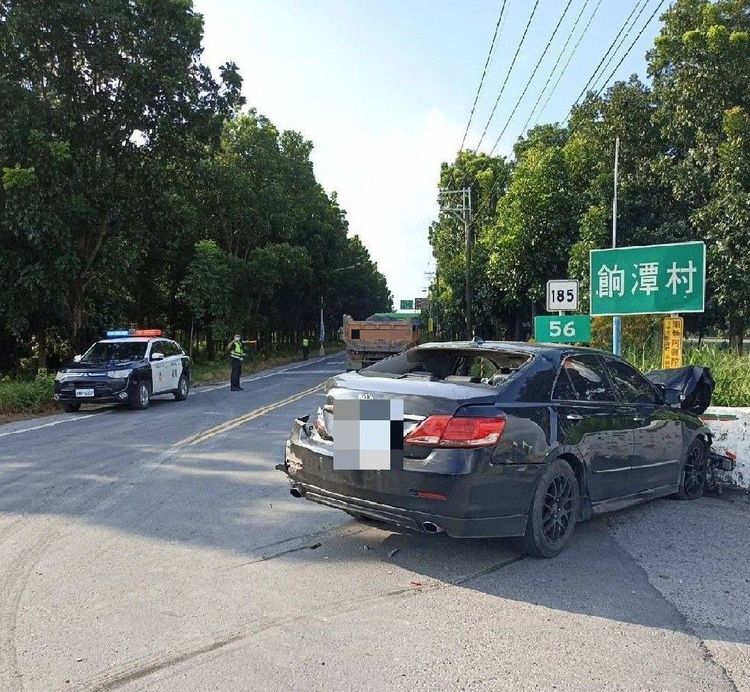 小客車迎面撞上路邊護欄。警方提供